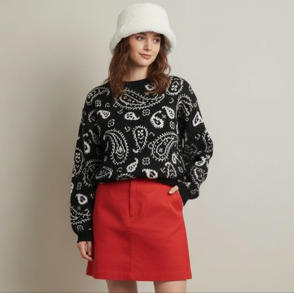 Vintage Black and white Paisley Sweater by Currants Size Small Great Cond.